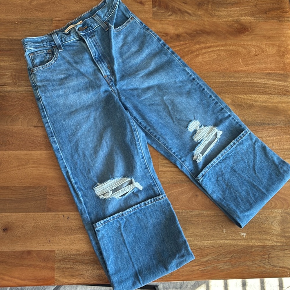 High-waisted destructed knee Levi jeans